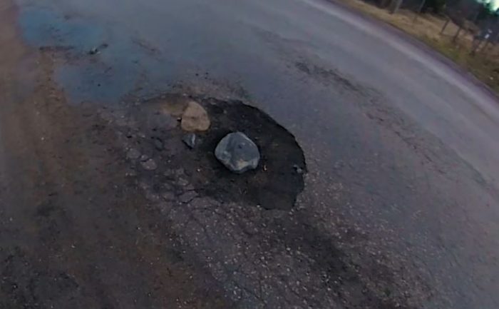 Булыжник решил всё